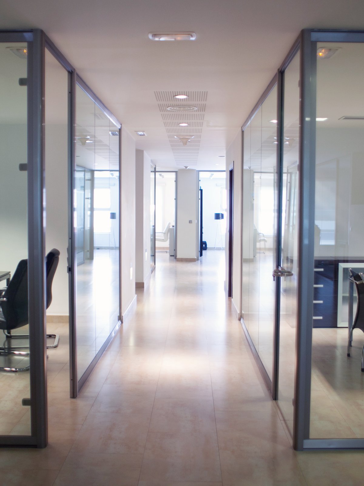 Pasillo interior de las oficinas de Garrote Asesores